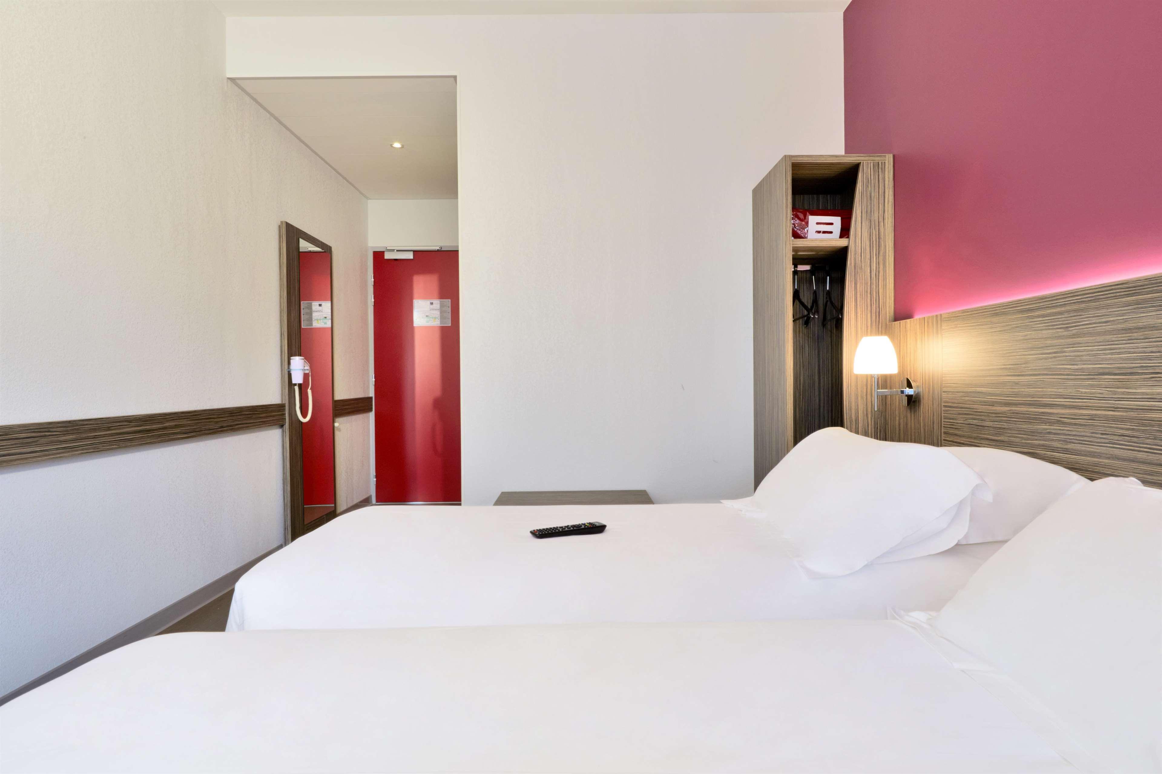 Kyriad Saint Chely D'Apcher - Aire De La Lozere Albaret-Sainte-Marie Экстерьер фото